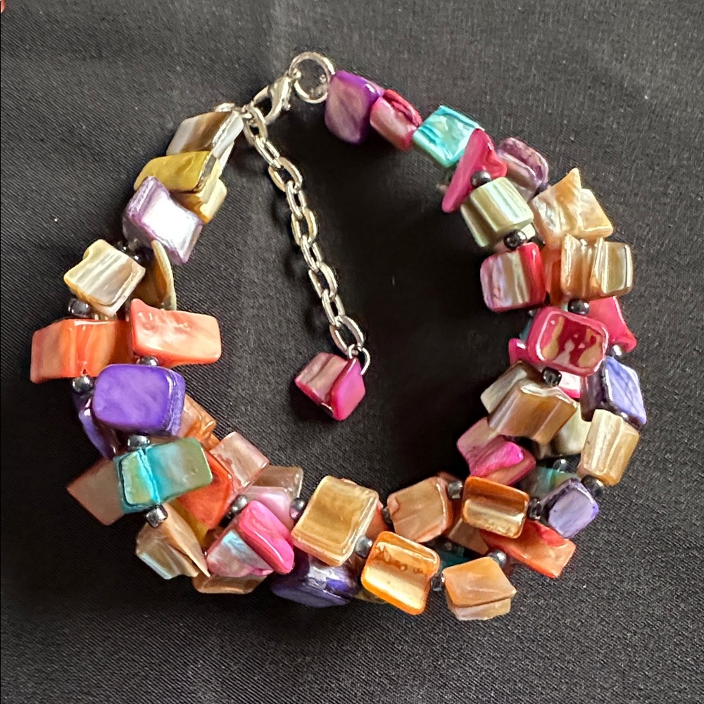 Shell EUC necklace & bracelet set. 3 stranded multicolored shells in both pieces - Picture 4 of 5
